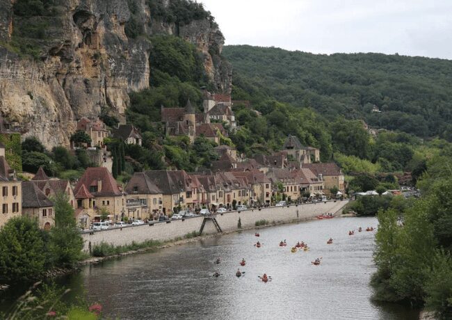 The amazing houses under the big rock at Dordogne.