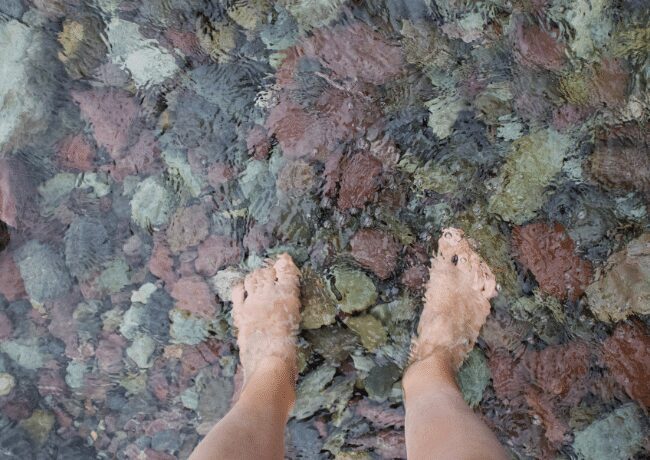 colorful-rocks-mcdonald-lake