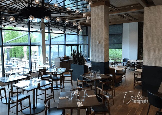 An inviting restaurant table at îlot Repère Gourmand, set with elegant tableware and ready for a delightful dining experience.