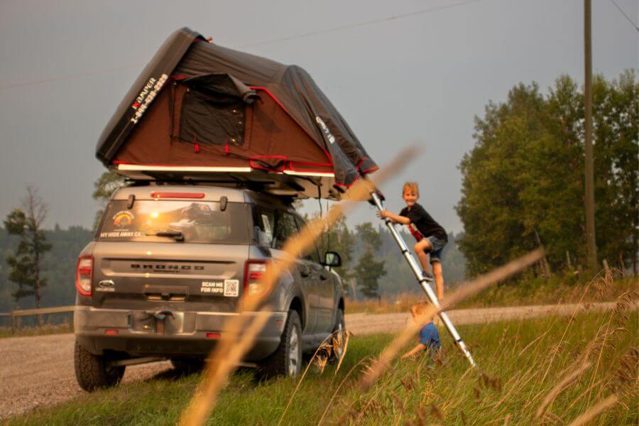 Camping-en-tente-de-toit-pres-de-Sundre-AB