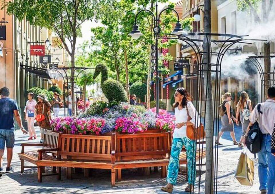 People busy shopping at one of the biggest town in Northwest Madrid.