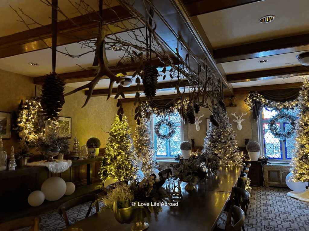 I love walking around the Fairmont Banff Spring Hotel to admire the Christmas decoration