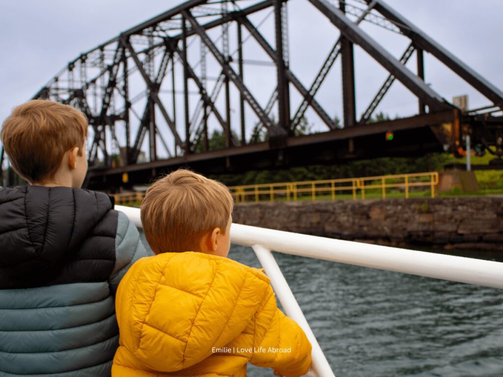 kids looking at the locks on the Miss Marie Lock boat ride